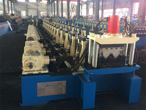 Highway guardrail roll forming machine